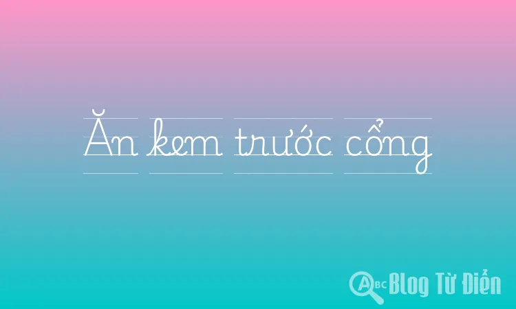 Ăn kem trước cổng